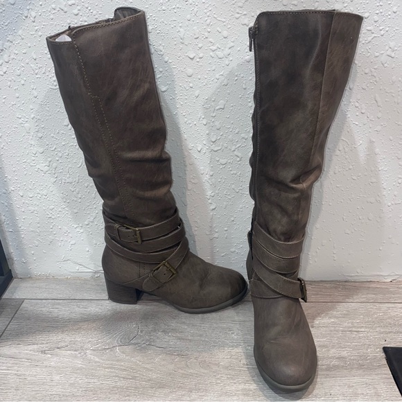 Women's Knee High Heeled Boots - Picture 8 of 10